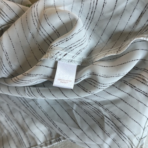 LC Lauren Conrad Gray White Embellished Short Sleeve Blouse EUC - Picture 6 of 7